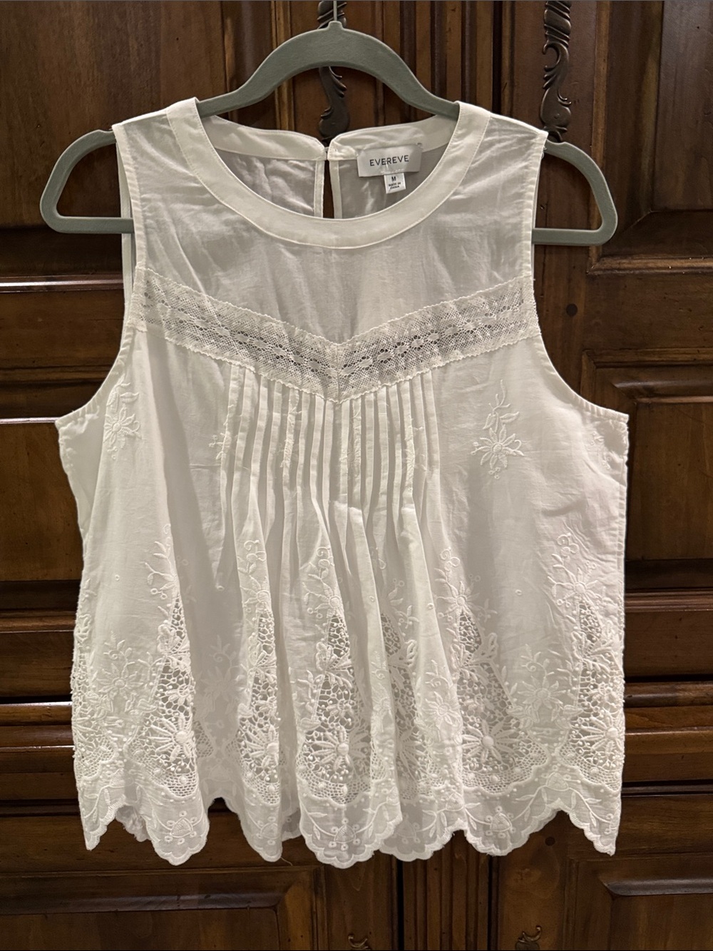 Evereve white Sleeveless Embroidered Eyelet Blouse - NWT - Medium